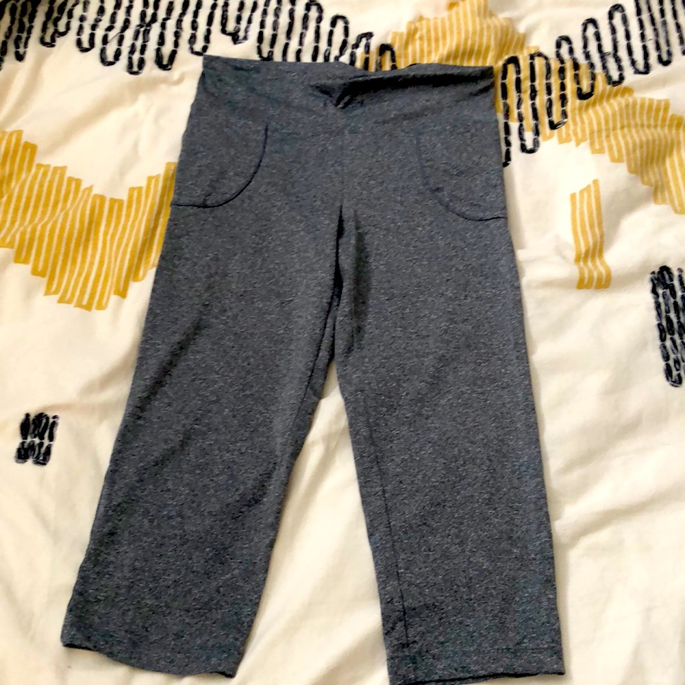 Grey Capri leggings with pockets